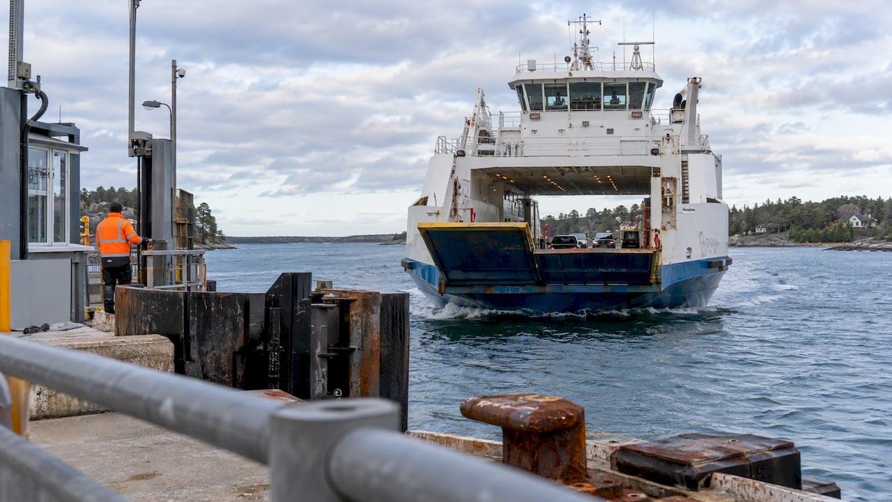 Färja vid färjeläget i Fårösund