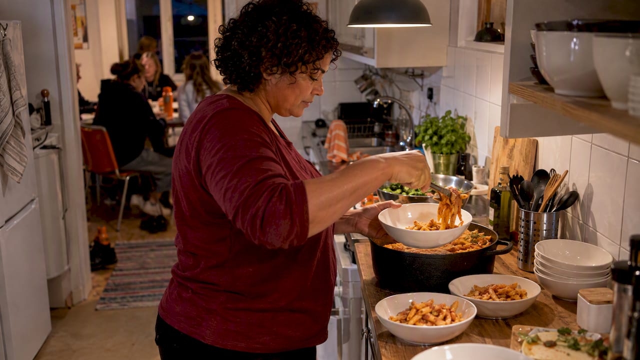 Lagledare bjuder på pasta i husets kök